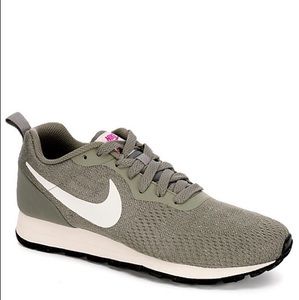 SALE ✨NIKE Womens MD Runner 2 sneakers